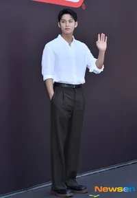 8 Potret Gantengnya Mingyu SEVENTEEN di Event Pop-up Store, Pancarkan Aura Ekspat Muda Pakai Kemeja Putih