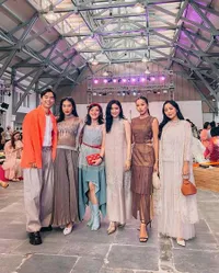 8 Potret Gaya Alyssa Daguise Hadiri Fashion Show Sapto Djojokartiko, Pesonanya Memikat Hati - Disebut Mirip Istri Bung Karno