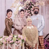 8 Potret Gaya Anggun Yuni Shara di Acara 7 Bulanan Aurel Hermansyah, Tubuh Langsing Singset di Usia Hampir 50 Tahun Jadi Sorotan