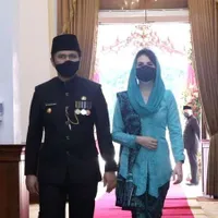 8 Potret Gaya Arumi Bachsin Jadi Istri Wakil Gubernur, Sikapnya Disorot Gara-gara Dianggap Acuhkan Ibu-ibu yang Ingin Bersalaman