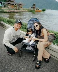 8 Potret Gaya Bella Bonita Saat Liburan ke Jepang, Cantik Paripurna Meski Tanpa Makeup - Kacamata Hitam Jadi Andalan