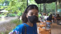 8 Potret Gaya Berpakaian Sarwendah yang Nyeleneh Tapi Asik, Pakai Daster Sambil Tenteng Tas Chanel Saat Nongkrong di Cafe
