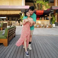 8 Potret Gaya Bumil Rinni Wulandari yang Tetap Kece Pakai Outfit Tak Biasa