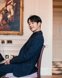 8 Potret Gaya Dandy Jung Hae In Pakai Jas, Tampil Bak CEO Muda Ganteng