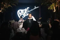 8 Potret Gaya Devano Danendra Putra Iis Dahlia Saat Makan di Warung, Pede Pakai Kutek dan Anting - Asyik Nikmati Roti bersama Nadya Mustika