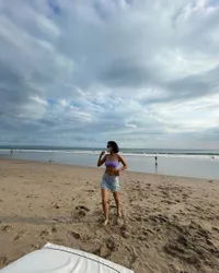 8 Potret Gaya Eva Celia Saat Liburan ke Pulau Dewata, Hot Pakai Swimsuit - Pamer Abs dan Perut Rata