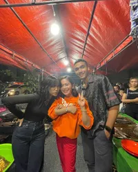 8 Potret Gaya Fuji Adik Bibi Andriansyah yang Sederhana, Santai Makan di Warung - Harga Makeup Merakyat Banget