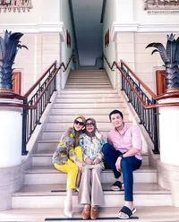 8 Potret Gaya Hijab Syahrini yang Ramai Disorot, Pamer Kaki Tunjukkan Aurat - Tutup Kolom Komentar