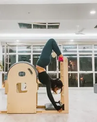 8 Potret Gaya Jungkir Balik Clairine Clay Istri Joshua Saat Pilates, Lentur Banget - Netizen: Kalau Cewek Mah Kalajengqueenin