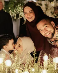 8 Potret Gaya Kompak Keluarga Shireen Sungkar dan Zaskia Sungkar di Pernikahan Sang Adik, Family Goals!