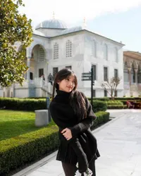 8 Potret Gaya Liburan Fuji di Turki, Tetap On Point Meski Sambil Momong Gala Sky