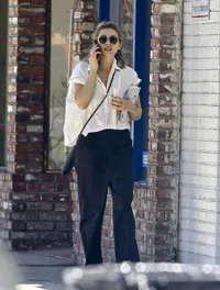 8 Potret Gaya OOTD Elizabeth Olsen, Aktris yang Memikat Hati Penonton Sebagai 'The Scarlet Witch'