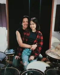8 Potret Gaya Pacaran Kyla eks JKT48 dan Raynald Prasetya, Mesra Banget - Pamer Foto Pelukan