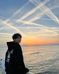 8 Potret Gaya Rambut Pendek Jeonghan SEVENTEEN yang Bikin Carat Klepek-Klepek: Aura Abangnya Aur-auran!