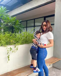 8 Potret Gaya Selvi Kitty Saat Momong Putra Gantengnya, Hot Mama Cantik Bak Masih Gadis
