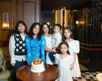 8 Potret Gaya Ussy Sulistiawaty di Pesta Ultah Sang Anak, Pakai Dress Pendek Kayak ABG - Auranya Muda Terus