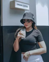 8 Potret Gaya Wulan Guritno Nongkrong di Cafe Pakai Crop Tee & Hot Pants, Dibilang Cantik Bak Masih ABG