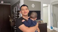 8 Potret Gemas Baby Athar Anak Rezky Aditya Belajar Menyelam, Citra Kirana Panik Lihat Sang Buah Hati Tersedak