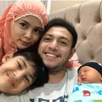 8 Potret Gemas Baby Kazeem, Anak Rifky Balweel yang Tak Kalah Ganteng dari Sang Ayah