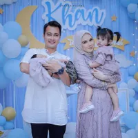 8 Potret Gemas Baby Khan Gionino Anak Eza Gionino, Lucu Banget Pakai Baju Koko dan Sarung - Senyumnya Bikin Melting