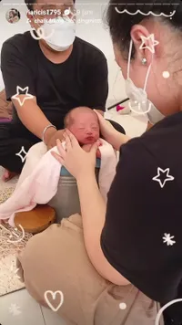 8 Potret Gemas Baby Moana Anak Ria Ricis dan Teuku Ryan Saat Newborn Photoshoot, Masih Bayi Sudah Menyelam di Laut - Ikut Pengajian