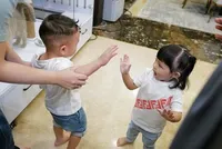 8 Potret Gemas Rayyanza dan Ameena Main Bareng, Keliatan Akrab Tapi Masih Malu-malu - Apung Dibikin Salting!
