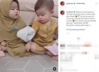 8 Potret Gemas Zayn Zunaira Anak Kembar Syahnaz Sadiqah Pakai Baju Koko dan Hijab Syari, Gemesin Banget Mirip Boneka!