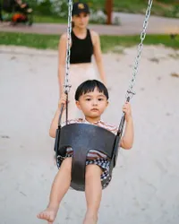 8 Potret Gemasnya Dante Anak Chelsea Olivia Main Ayunan Bareng Sang Ibunda, Senyumnya Bikin Nular!