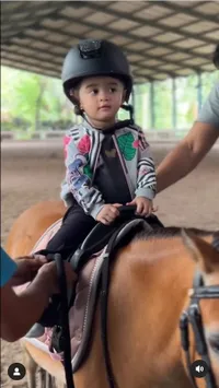 8 Potret Gemasnya Guzel Anak Margin Wieheerm yang Asyik Naik Kuda, Wajah Lempeng dan Helm Kedodorannya Disorot