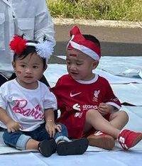 8 Potret Gemasnya Rayyanza 'Cipung’ Duduk Bareng Teman Sebayanya, Santai Ikut Lomba Kerupuk 17-an