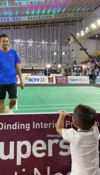8 Potret Gemasnya Rayyanza Jadi Supporter Papa Raffi Ahmad Tanding Badminton