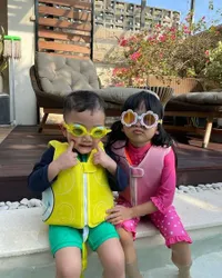 8 Potret Gemasnya Rayyanza Saat Sedang Berenang, Pakai Serba Kuning Disebut Minion Oleh Netizen