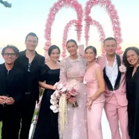 8 Potret Geng AADC Kumpul di Pernikahan Adinia Wirasti, Dian Sastrowardoyo Cantik Jadi Bridesmaid - Nicholas Saputra Kece Pakai Jas Pink