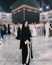 8 Potret Ghea Indrawari Umrah, Cantik dan Anggun Pakai Hijab