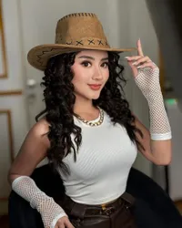 8 Potret Ghea Youbi Pakai Topi Koboi, Cantik Pamer Gaya Rambut Keriting! 