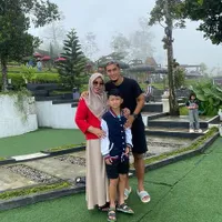 8 Potret Gunawan Dwi Cahyo Setelah Bercerai dari Okie Agustina, Habiskan Waktu Bersama Anak dari Latihan Bola - Bimbing Salat