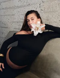 8 Potret Hailey Bieber Telah Melahirkan Anak Pertama, Wajah Masih Dirahasiakan