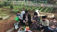 8 Potret Haji Faisal Serta Keluarga Ziarah ke Makam Vanessa Angel dan Bibi Ardiansyah, Ada  Baby Gala yang Gagal Fokus Malah Main Pot Air