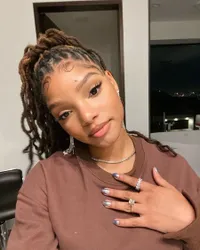 10  Potret Halle Bailey Artis Kulit Hitam Pemeran Ariel di Live Action 'THE LITTLE MERMAID' yang Tuai Pro Kontra