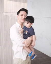 8 Potret Hangat Billy Davidson Saat Momong Anak, Liburan Bareng - Belanja