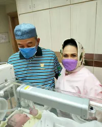 8 Potret Hangat Hetty Koes Endang Momong Cucu, Jemur Bareng Hingga Joget Tiktok Sambil Gendong Baby Arlo