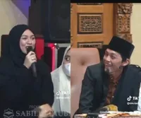 8 Potret Happy Asmara & Gilga Sahid Ikut Pengajian Gus Iqdam, Jadi Rebutan Foto Bareng Jamaah