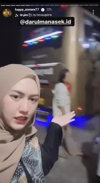 8 Potret Happy Asmara Berangkat Umrah Bersama Keluarga - Pakai Hijab Bikin Pangling!