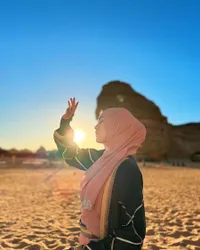 8 Potret Happy Asmara Liburan ke Al Ula Seusai Umrah, Cantik Berhijab di Tengah Gurun dan Bukit Batu