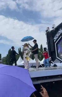8 Potret Happy Asmara Pakai Selimut Puluhan Juta di Atas Panggung, Tuai Pro dan Kontra