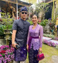 8 Potret Happy Salma Saat Kondangan, Tampil Cantik Berkelas Namun Tetap Membumi Meski sudah Jadi Istri Bangsawan Bali - Bangga Pakai Kebaya