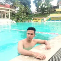 8 Potret Hari LIDA Saat Asyik Berenang, Pamer Lengan Berisi - Tetap Tampan dan Macho