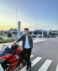 8 Potret Hari LIDA yang Makin Ganteng, Bawa Motor Sport Bikin Fans Jadi Halu