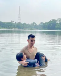 8 Potret Hari Putra dan Putri Isnari yang Makin Mesra, Gendong-Gendongan di Sungai - Bikin Netizen Heboh