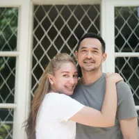 8 Potret Harmonis Oka Antara dan Rara Wiritanaya, Rumah Tangga Jauh dari Berita Miring - Rayakan Anniversary ke-13 
